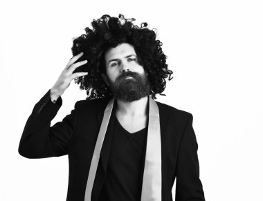 Takım elbiseli beyaz hippi ve siyah kıvırcık peruklu.