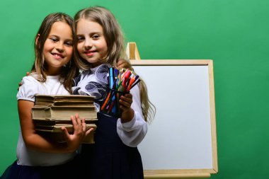 Gülümseyen yüzler ve ileti örneği ile kızlar. Okula dönüş