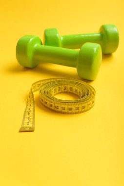 Parlak yeşil renkte sarı arka plan üzerinde izole halter