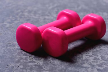 Barbell kadar yüzeylere, yakın yerleştirilir. Spor ve sağlıklı yaşam konsepti