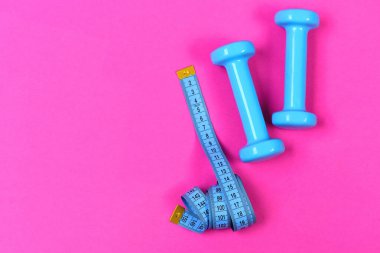 Barbell yanında mezura rulo. Sağlık ve spor