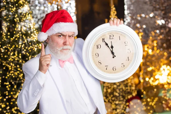 ホーム世界で最高の場所です。ほぼ真夜中を示す時計。冬休みを祝う時間だ。急げ!。クリスマスのカウントダウンが来る。クリスマスプレゼントを待て。サンタさん目覚まし時計。新年の真夜中 — ストック写真