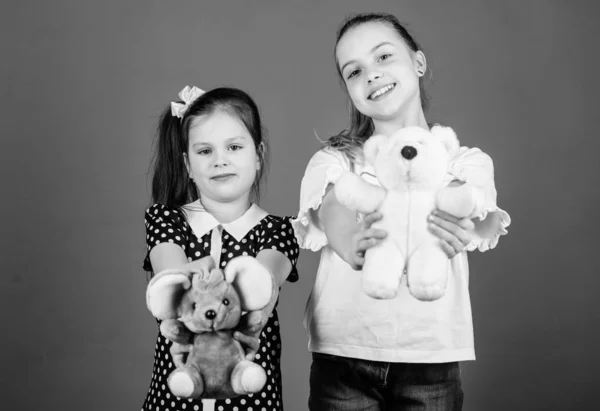 Concepto de jardín de infantes. niñas pequeñas con juguetes de oso suave. niñas hermanas pequeñas felices jugando juego en la sala de juegos. Hecho a mano. costura y artesanía de bricolaje. parque infantil en el jardín de infantes. tienda de juguetes. día de los niños — Foto de Stock