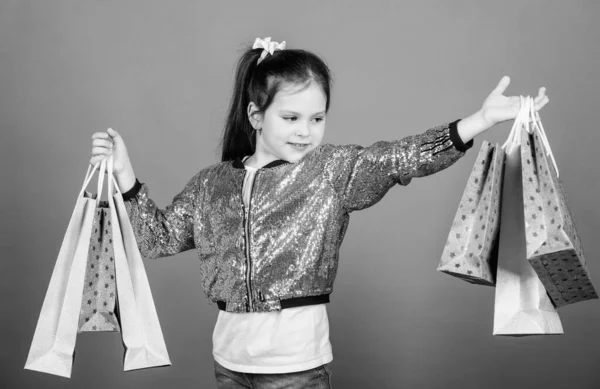Wow. superprodej. Šťastné dítě. Holčička s dárky. Malá holčička s nákupními taškami. speciální nabídku. Úspora prázdninového nákupu Prodejní slevy. Dětský móda. asistent dílny. Wow, podívej co mám — Stock fotografie