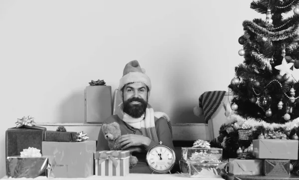 Noel Baba, oyuncak ayıyı tatilde yanında tutuyor. Noel arifesi — Stok fotoğraf