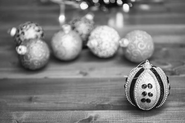 各种圣诞装饰品。用传统玩具装饰圣诞树。在蓝色木表面上装饰圣诞球。寒假概念。新年和圣诞节假期的象征 — 图库照片
