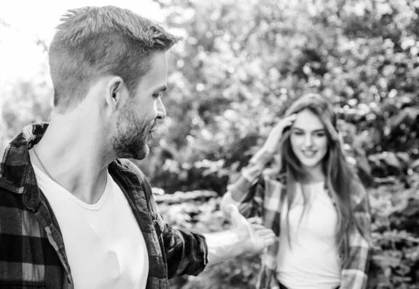 Paar im Freien Natur defokussiert. verliebtes Paar. Sich auf eine Weise zu positionieren, die Frauen gegenüber respektvoll ist und trotzdem offen bleibt. Beginn der Beziehung. Paarbeziehung. folge mir — Stockfoto