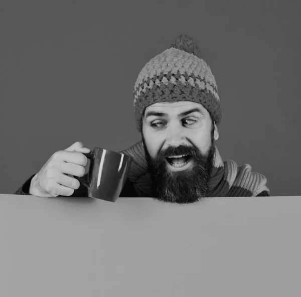 Koffeinmentes ital ötlet. Egy meleg kalapos férfi barna poharat tart. — Stock Fotó