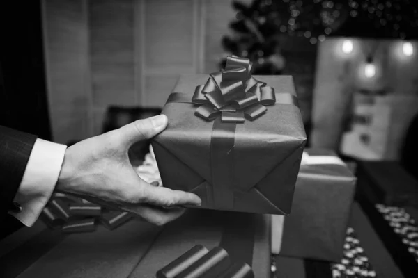 큰 리본 활과 선물 상자 닫습니다. 레드 선물 포장 또는 선물 한다. 포장 선물 개념입니다. 마법의 순간입니다. 가족 및 친구를 위한 깜짝 선물을 준비 합니다. 크리스마스와 새 해에 대 한 준비 — 스톡 사진