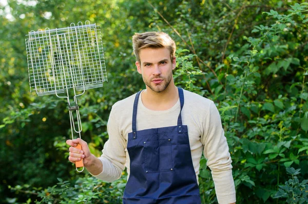 Verschiedene Grillmethoden von Rindfleisch-Hühnergemüse und Meeresfrüchten. Mann hält Grillrost. Grillen. Grillparty im Hinterhof. gutaussehender Kerl, der Essen kocht. Picknick-Konzept. gesunde Mahlzeit. Grillrezept — Stockfoto