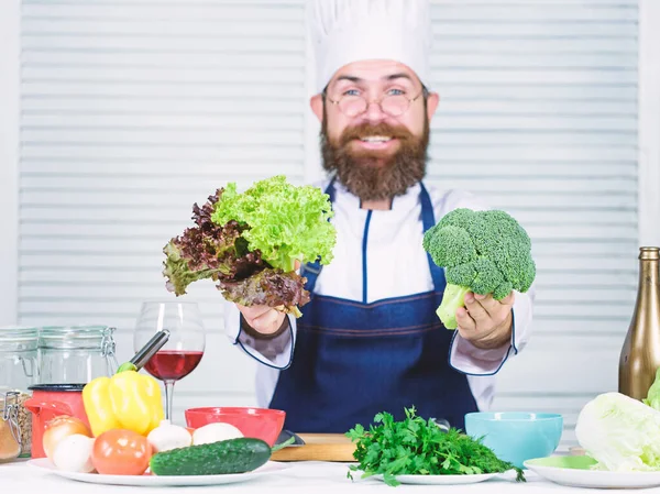 Concept de nutrition saine. Barbu chef professionnel cuisine des aliments sains. Recette végétarienne saine. Je ne choisis que des ingrédients sains. Homme chapeau de cuisine et tablier tenir brocoli. Légumes biologiques — Photo