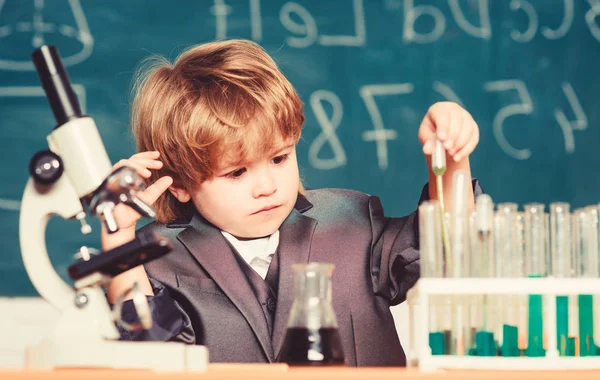 Kleiner Junge beim Unterricht. Zurück zur Schule. Kleiner Junge macht naturwissenschaftliche Experimente. Biologiewissenschaft. Kinderwissenschaftler, der Naturwissenschaften studiert. wissenschaftliche Experimente mit Mikroskop im Labor. Verbesserung der modernen Medizin — Stockfoto