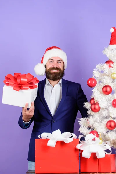 Ψυχοπαθής. χειμερινές πωλήσεις. Χριστουγεννιάτικα ψώνια. Γενειοφόρος Άγιος Βασίλης δώρα. βραβείο νέου έτους και μπόνους για επιτυχημένο επιχειρηματία. Ο άνθρωπος γιορτάζει το εταιρικό πάρτι στο χριστουγεννιάτικο δέντρο. Καλές γιορτές. — Φωτογραφία Αρχείου