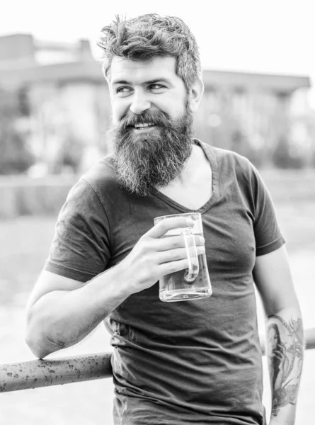 Um macho brutal precisa de um refresco. Relaxa. beber bebida alcoólica cerveja. Hipster maduro com barba de cabelo bebendo cerveja. Homem barbudo com copo de cerveja ao ar livre. Amigos e cerveja — Fotografia de Stock