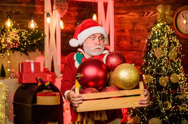 Versier je kerst. Tijd voor cadeautjes. kerstboom decoratie. Nieuw jaar thuis. wintervakantie weekend. Man decoratieve bal. Cadeautjes kopen. Verbaasde kerstman met baard. volwassen baardelf — Stockfoto