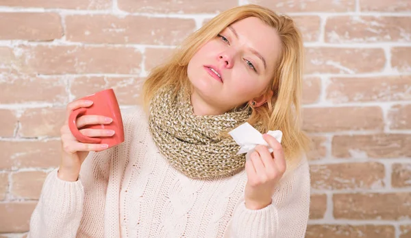 Cold and flu symptoms. Sick woman with sore throat drinking cup of warm tea. Pretty girl with nasal cold suffering from headache. Cute woman caught terrible cold virus. A tea cure — Stock Photo, Image