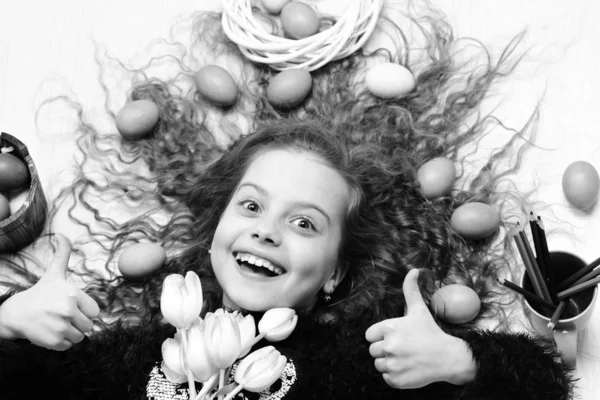 Glad påsk flicka, färgglada ägg i långt hår, tulpan blommor — Stockfoto