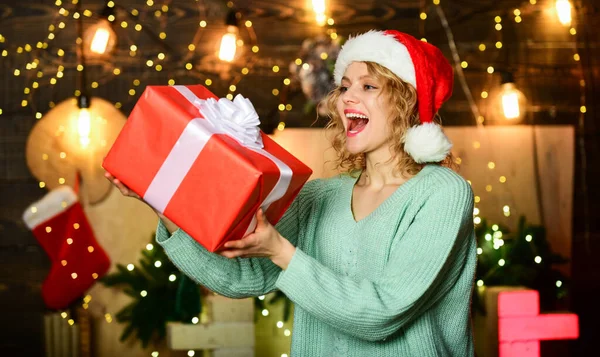 Välgörenhet och vänlighet. Kvinna hålla presentförpackning jul dekorationer bakgrund. Julen är i särklass mest efterlängtad för semester på året. Flicka med present. Var generös. Saker att göra före jul — Stockfoto