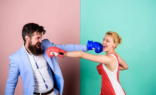 La vida familiar como lucha cotidiana. Golpeando por nocaut. quién tiene razón. problemas en la relación. Deporte. Fuerza y potencia. familia par guantes de boxeo. barbudo hombre hipster lucha con la mujer —  Fotos de Stock