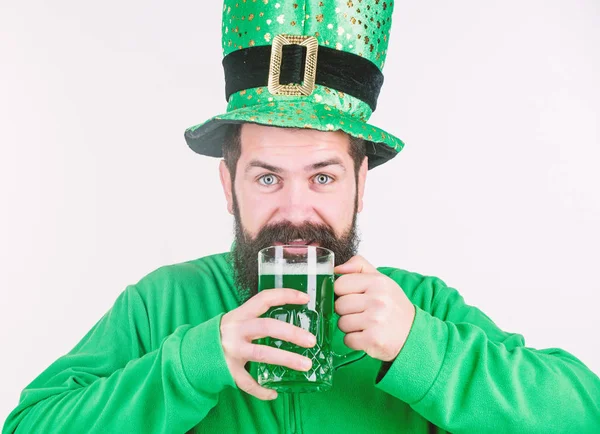 Irländsk pub. Alkohol konsumtion del saint patricks dag. Irländsk kultur. Mannen skäggig hipster funny hat dricka pint öl. Cheers koncept. Färgade gröna öl. Grön öl en del av firandet — Stockfoto