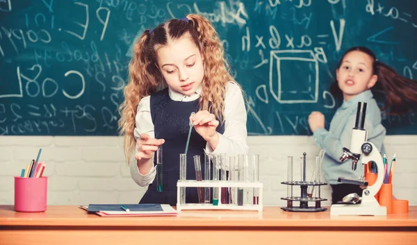 Biológiai felszerelés. biológia oktatás. Boldog gyerekek. Biológia óra. A kisgyerekek kémiát tanulnak a laborban. A diákok biológia kísérleteket végeznek mikroszkóppal a laborban. Elkötelezte magát, hogy megtalálja a gyógymódot. — Stock Fotó