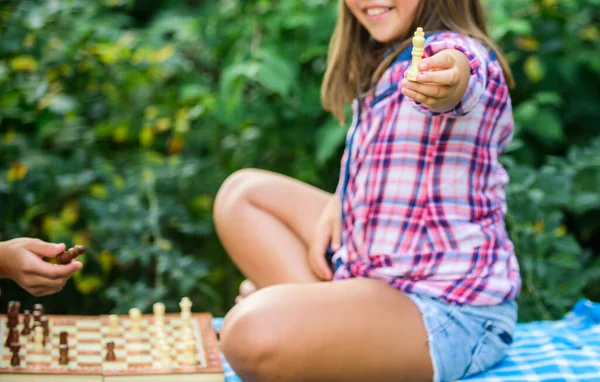 Strategieconcept. Cognitieve ontwikkeling. Intellectueel spel. Beslissen. Slimme kinderen. Schaak spelen. Zusters die schaak spelen. Kinderen schaak buiten natuur achtergrond. Sport en hobby concept — Stockfoto