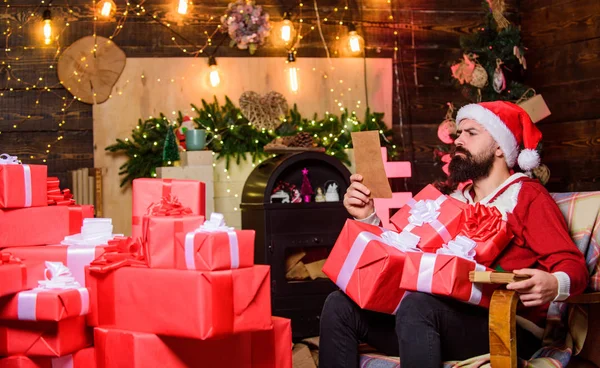 Boas festas. Feliz Natal. Feliz Natal. Homem Pai Natal. férias de inverno. esperar por presentes de Natal. o Pai Natal sério leu a carta. Celebração de inverno. presentes de ano novo. Decoração de Natal. feliz homem barbudo elfo — Fotografia de Stock