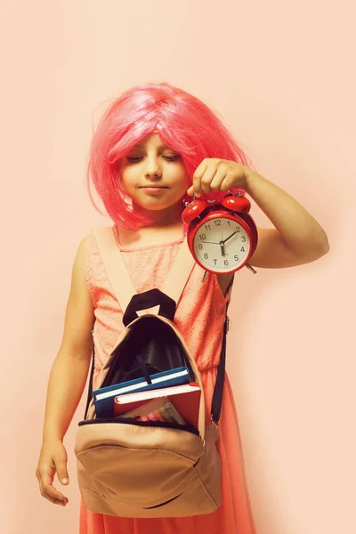 Chica en vestido rosa con mochila. Regreso al concepto escolar — Foto de Stock