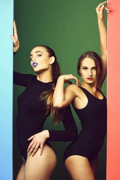 Due belle ragazze con labbra rosse e blu in body — Foto Stock