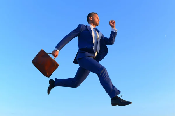Бизнесмен делает большой шаг вперед по карьерной лестнице — стоковое фото