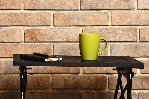 Filiżanka herbaty lub kawy z kopiarką i wstrzykiwaczem — Zdjęcie stockowe