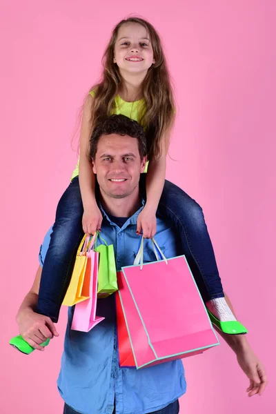 Ψώνια, δώρα και την οικογένεια έννοια. Κόρη και πατέρας με πακέτα — Φωτογραφία Αρχείου