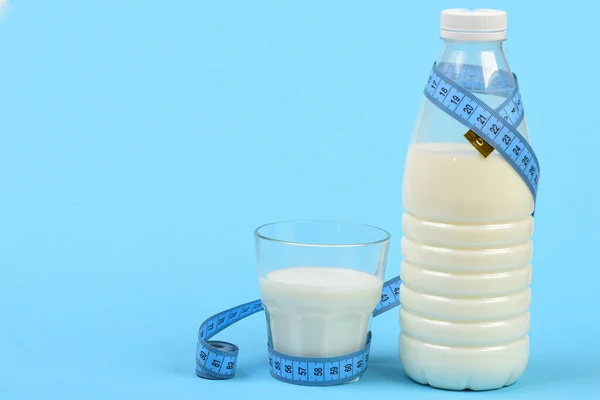 Ασβέστιο διατροφή και υγιεινή διατροφή. Δοχεία γάλακτος, τυλιγμένες με ταινία — Φωτογραφία Αρχείου