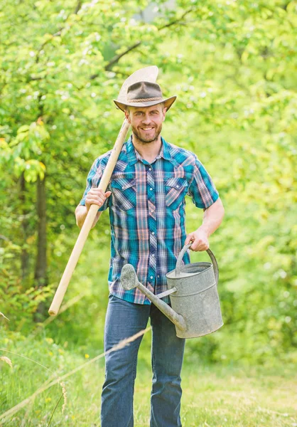 Groeiende planten. Volwassen Guy cowboy hoed met gieter en schop. Arbor dag. Aanplant van bomen. Betrokkenheid en verantwoordelijkheden. Landbouw concept. Planten in de tuin. Boom planten traditie — Stockfoto