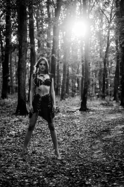 Η ερημιά του παρθένου δάσους. Άγρια ελκυστική γυναίκα στο δάσος. Λαϊκικό χαρακτήρα. Ζώντας άγρια ζωή ανέγγιχτη φύση. Σέξι κορίτσι. Άγριος άνθρωπος. Μυθολογία των γυναικείων πνευμάτων. Ανήκει στη φυλή των γυναικών πολεμιστών. — Φωτογραφία Αρχείου
