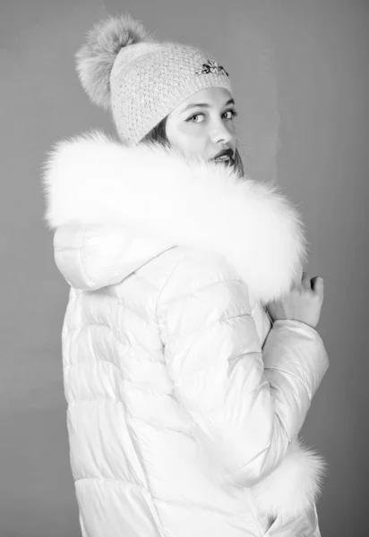 Εορτών. ομορφιά σε χειμωνιάτικα ρούχα. κρύα ψώνια. γρίπη και κρύο. εποχιακή μόδα. κορίτσι με καπέλο. ψεύτικη γούνα. ευτυχισμένες χειμερινές διακοπές. τα Χριστούγεννα. γυναίκα σε ενισχυμένο ζεστό παλτό — Φωτογραφία Αρχείου