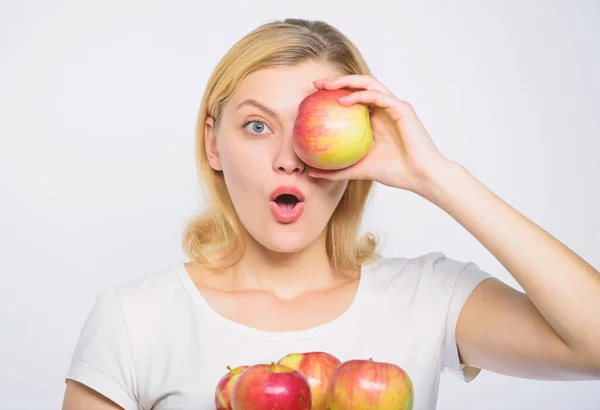 Brillando con belleza natural. concepto de agricultura. dientes sanos. Mujer feliz comiendo manzana. huerto, chica jardinero con cesta de manzana. cosecha de otoño. Fruta de primavera. dieta vitamínica y brotes de alimentos — Foto de Stock