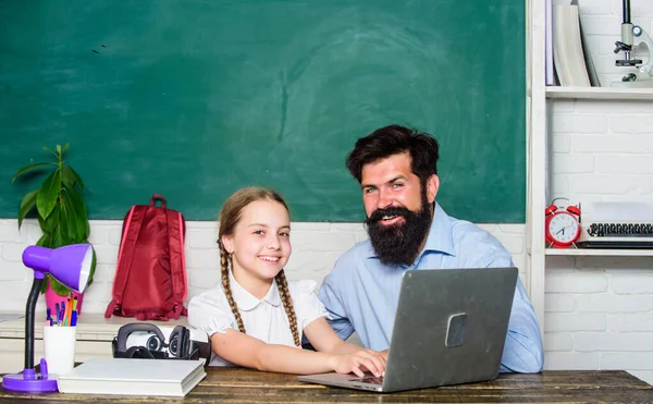 De vuelta a la escuela. estudiar en línea. niño pequeño con barbudo maestro hombre utilizar el ordenador portátil. tecnología innovadora en la escuela moderna. era digital con tecnología moderna. estudio de la hija con padre. Educación formal —  Fotos de Stock