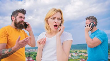 Arkadaşlarla konuşuyorum. Telefon kullanan arkadaşlar. 3 genç fo