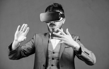 Dijital gelecek ve yenilik. sakallı adam kablosuz Vr gözlük takıyor. gelecekteki teknolojiyi kullanın. Vr kulaklık lı işadamı. Görsel gerçeklik. sanal gerçeklik gözlükleri. Modern iş. İnanılmaz teknoloji