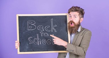 Öğretmen sakallı adam kısaltmasıdır ve blackboard başa okul menekşe arka plan yazıt ile tutar. Bizimle eğitimine devam. Öğretmen okula devam davet ediyor. Yeni dönem okul
