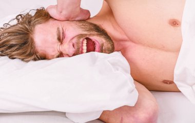 Ipuçlarını nasıl temiz ve enerjik duygu uyandırmak. Sabah rutin ipuçları bütün gün iyi hissetmek. Nasıl kendini sabah erken kalkmak. Geç sabah uyuya kalmışım. Adam yakışıklı adam yatakta sabah yatıyordu.