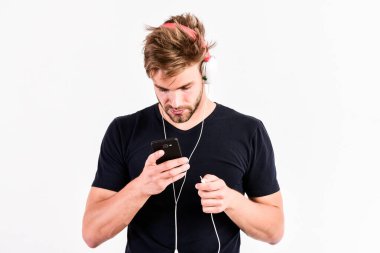 Modern teknoloji. Radyo dalgası. Pop müzik. Mp3 oyuncu konsepti. Müzik uygulaması. İyi kulaklıklar. Müzik aleti. Müzik aksesuarları. Adamım müzik dinle çevrimiçi kulaklıklar ve akıllı telefon