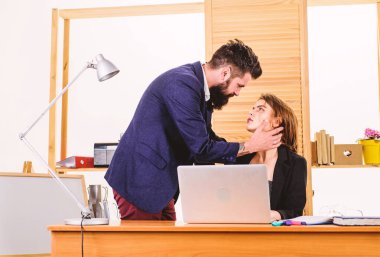İntimite işyeri ilişki kapatın. Patron ve sekreter romantik ilişkiye. Sakallı adam ve ofiste seksi kadın arasındaki ilişki loving. İş ortağı ile cinsel ilişki