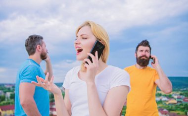 Birbirleri ile bağlantıda kalmak. Akıllı telefonları açık havada modern insanlar. Cep telefonu kullanıcıları. İnsanlar ve teknoloji. Mobil iletişim teknolojisini kullanarak. Cep telefonlarıyla konuşan bir grup arkadaş