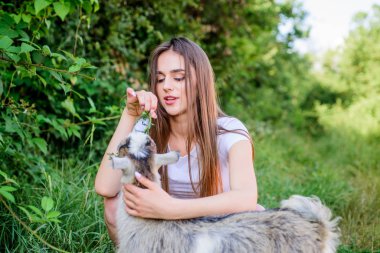 Önce hayvan. Hayvanlar bizim dostumuzdur. Mutlu kız keçiyi sever. Hafta sonu. Yaz günü. Hayvanları sev ve koru. Hayvanat bahçesi. Veteriner keçisi. Keçi besleyen kadın veteriner. çiftlik ve tarım kavramı
