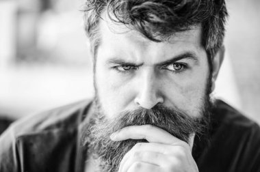 Sakallı adam yalnızlık hissediyor. düşünceli adam açık. Yüz cilt bakımı. acımasız erkek berber ihtiyacı var. bekleyen ve tinking. Sakal saçlı Olgun hipster. Adam moda portresi