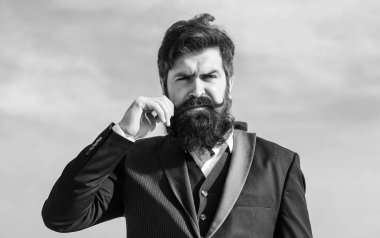 Sakallı adam. bıyık ile acımasız beyaz hipster. Gökyüzüne karşı iş adamı. Geleceğin başarısı. resmi moda. Sakalı olgun hipster. Çevik iş. Kendine güvenen bir işadamı. başlangıç iş