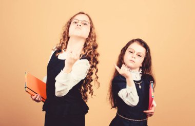 akıllı ve düz kızlar. bilgi ve eğitim. Okula dönüyoruz. günlüğü notları için defter. çalışma dersi. Kağıt klasörü ile küçük kızlar. birlikte çalışın. Okuldan beri en iyi arkadaşlarım