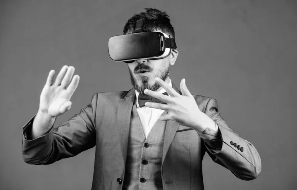 Digitális jövő és innováció. a szakállas férfi vezeték nélküli VR szemüveget visel. használni a jövőbeli technológiát. a VR headset üzletember. Vizuális valóság. virtuális valóság szemüveg. Modern üzlet. Elképesztő technológia — Stock Fotó